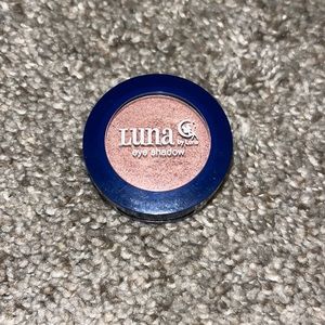 Luna eyeshadow in the color juliet